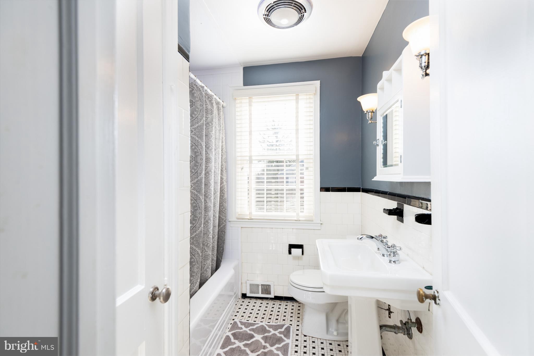 124 Overbrook Road Baltimore, MD 21212 - Photo 8 of 15 2nd floor hall bath