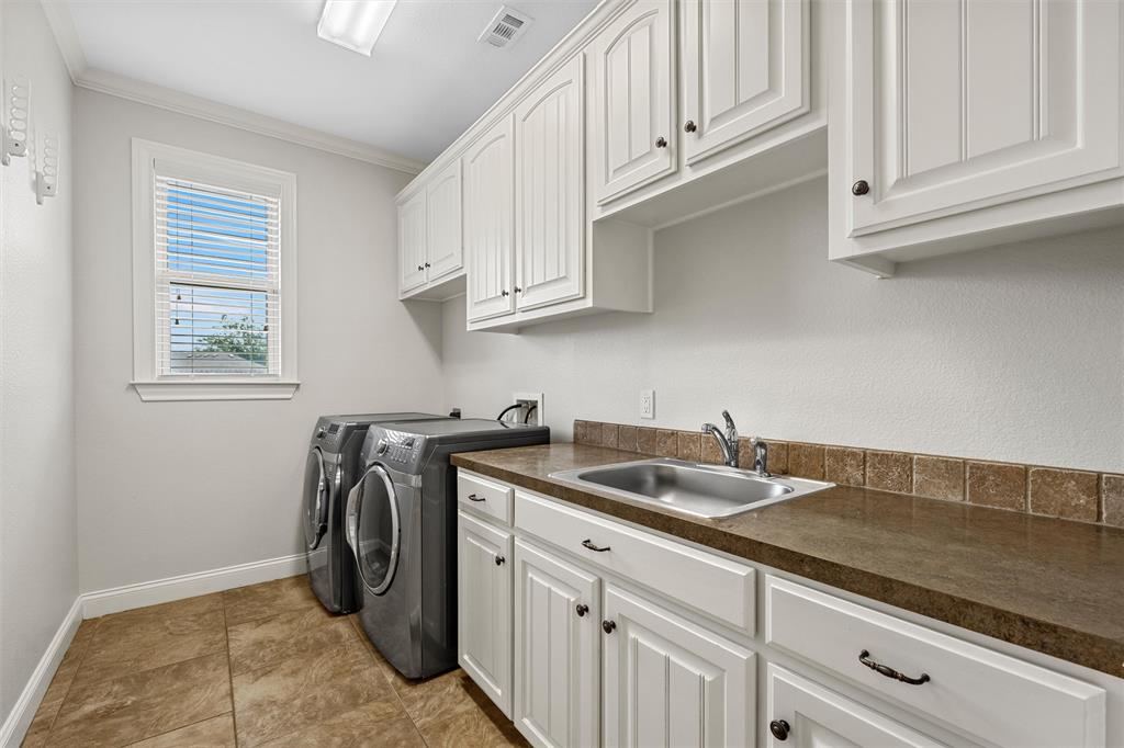 144 Ellis Farm Road Hewitt, TX 76643 - Photo 17 of 36 Laundry room