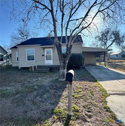 $1,250 | 209 Lackey Street, Cuero, TX 77954