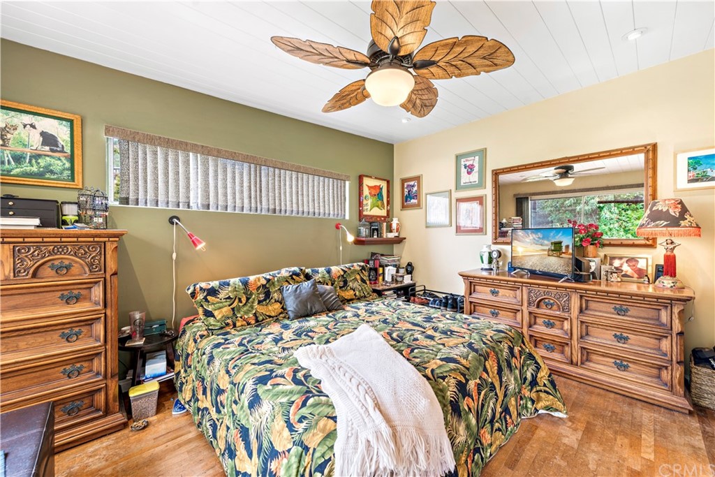 645 Griffith Way Laguna Beach, CA 92651 - Photo 16 of 55 a bed room with a bed and a television