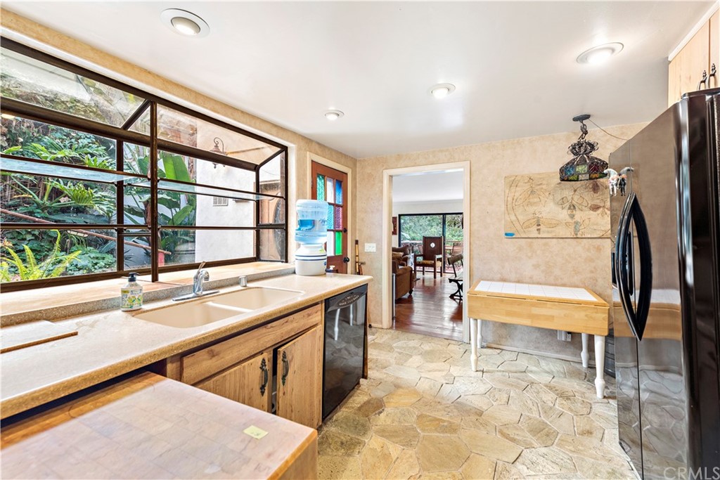 645 Griffith Way Laguna Beach, CA 92651 - Photo 31 of 55 a very nice looking room with a large window