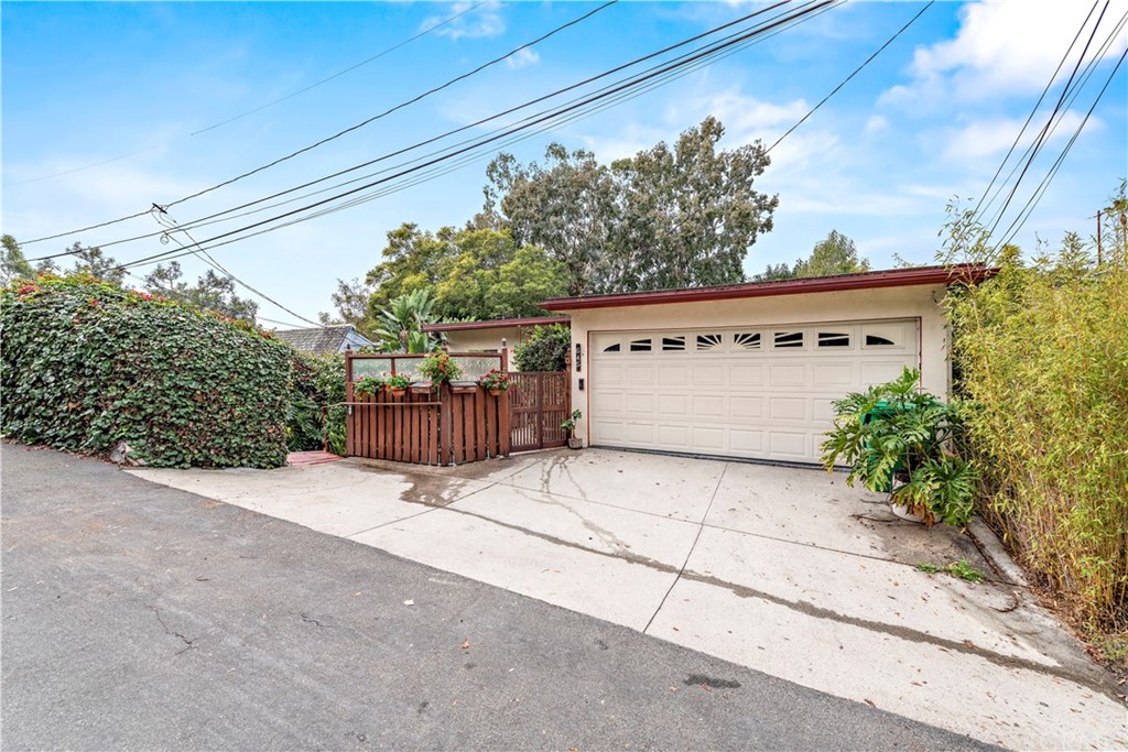 645 Griffith Way Laguna Beach, CA 92651 - Photo 48 of 55 a view of a backyard with plants