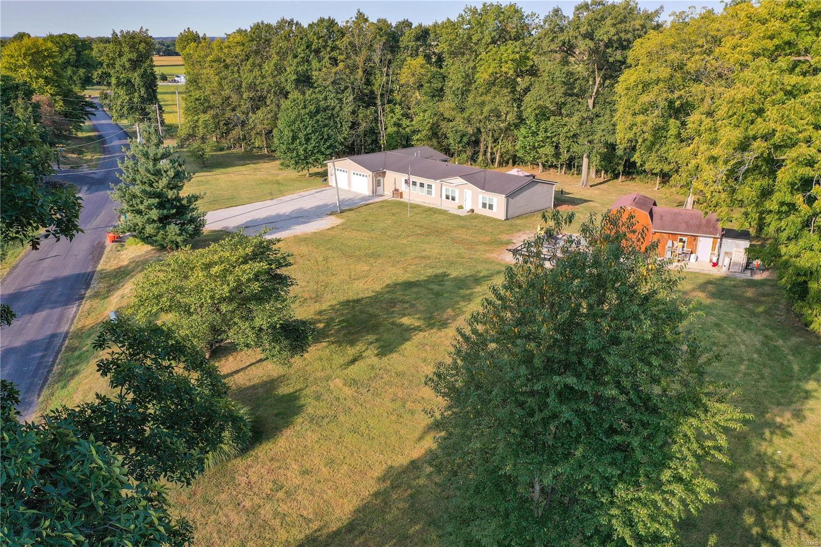 1469 North Carlyle Road Vandalia, IL 62471 - Photo 2 of 17