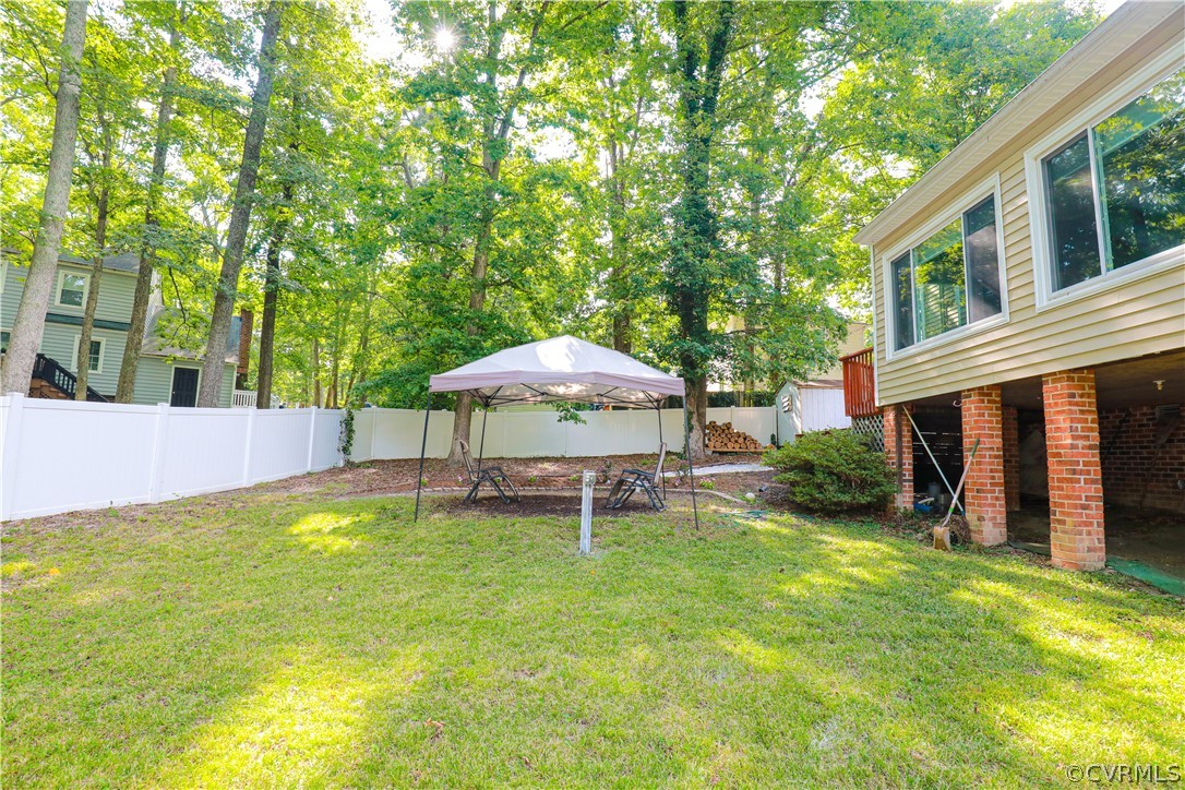 12935 Ashtree Road Midlothian, VA 23114 - Photo 45 of 50 a backyard of a house with table and chairs