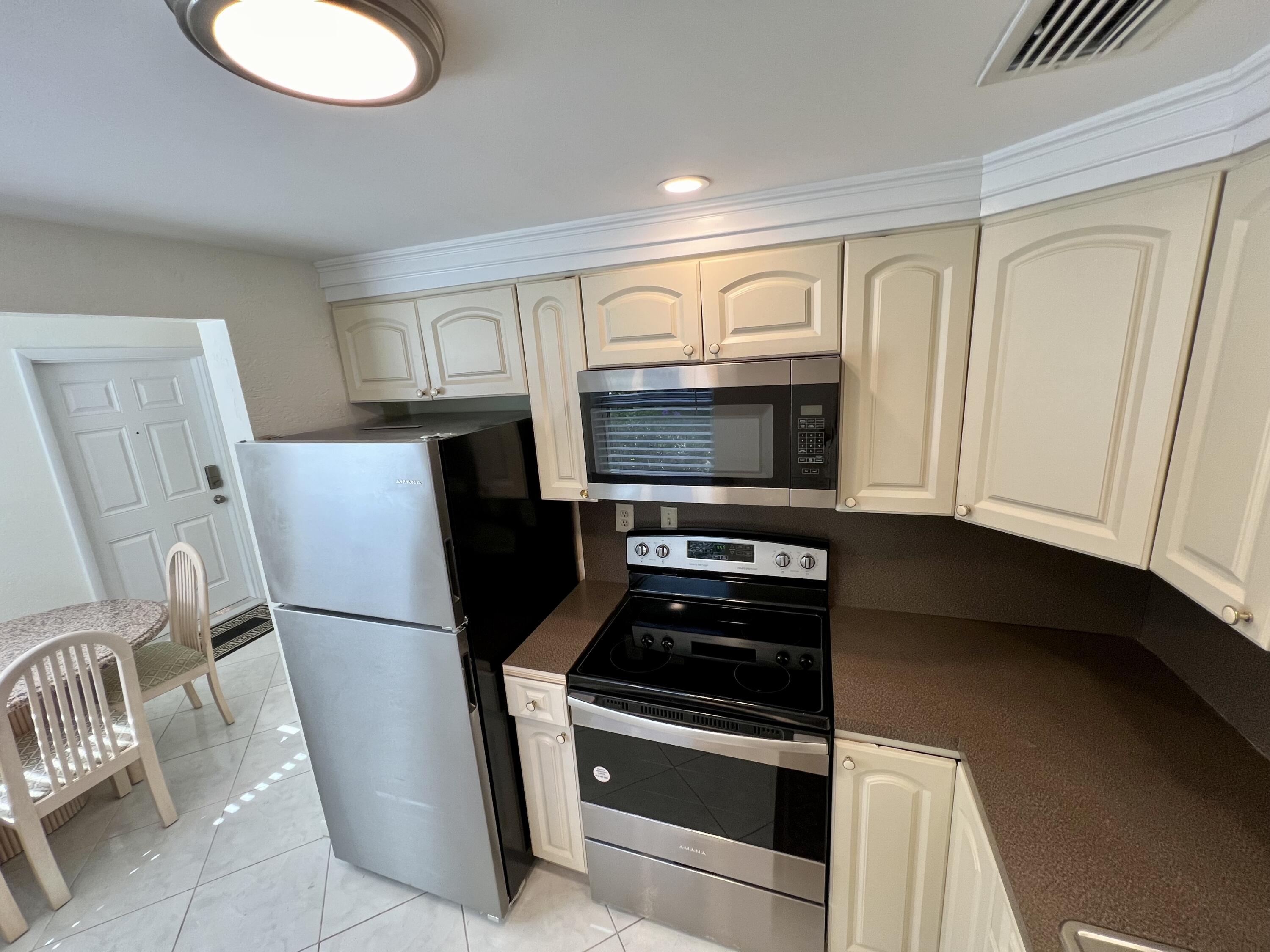 60 Normandy B Delray Beach, FL 33484 - Photo 6 of 48 Kitchen