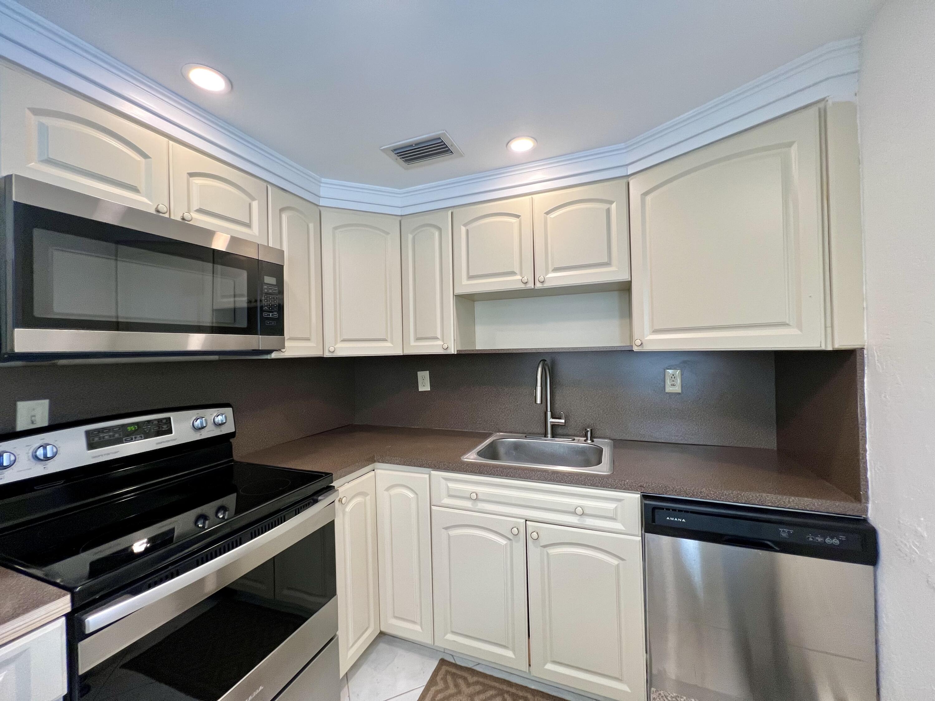 60 Normandy B Delray Beach, FL 33484 - Photo 7 of 48 Kitchen