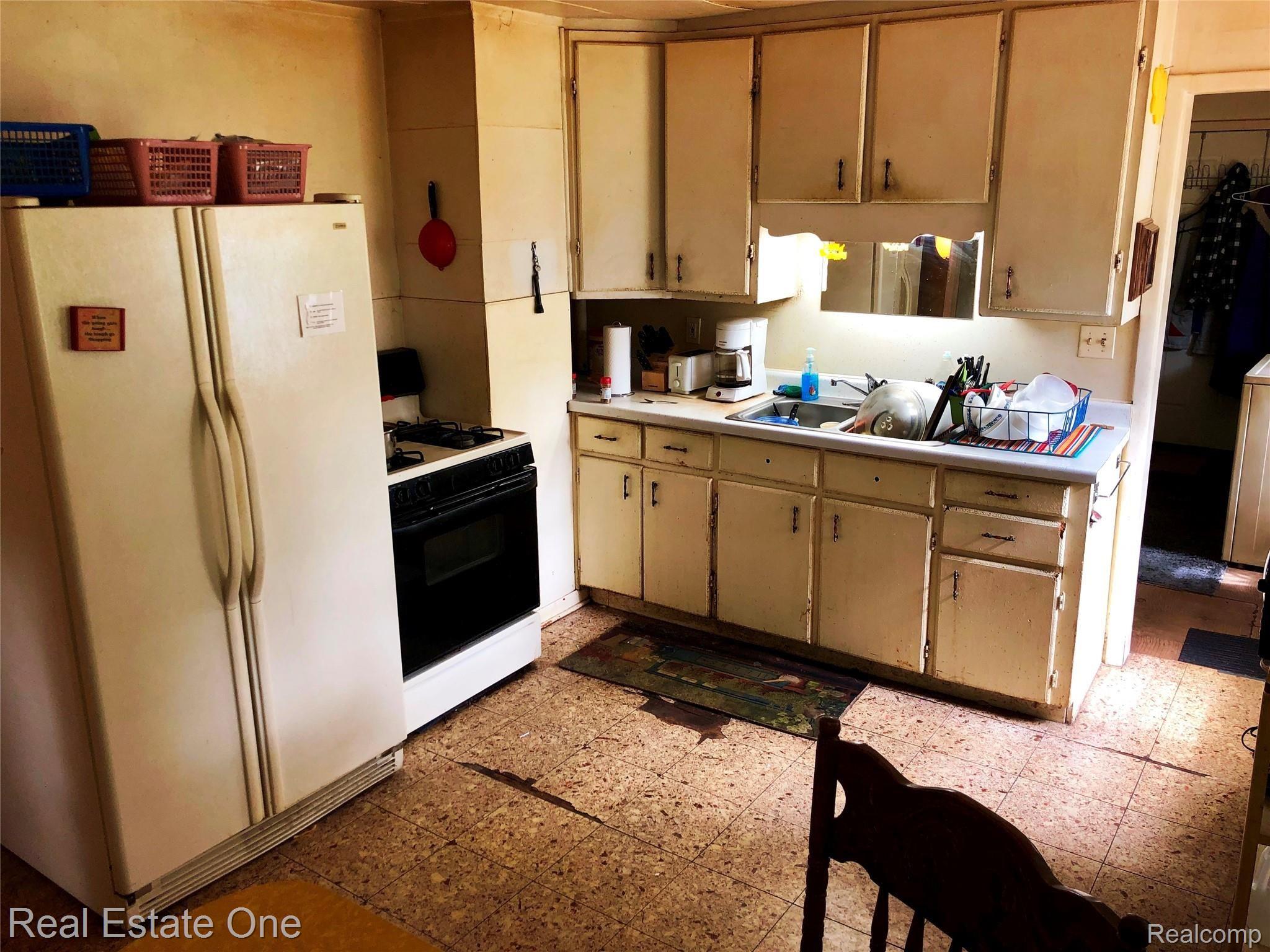 6480 Mayfair Road Utica, MI 48317 - Photo 4 of 13 Kitchen.jpg