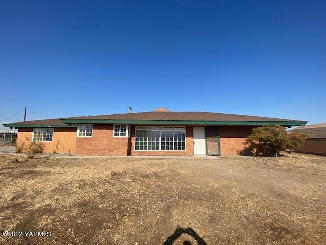 2807 Nelson Road Yakima, WA 98903 - Photo 1 of 11 a front view of a house with a yard