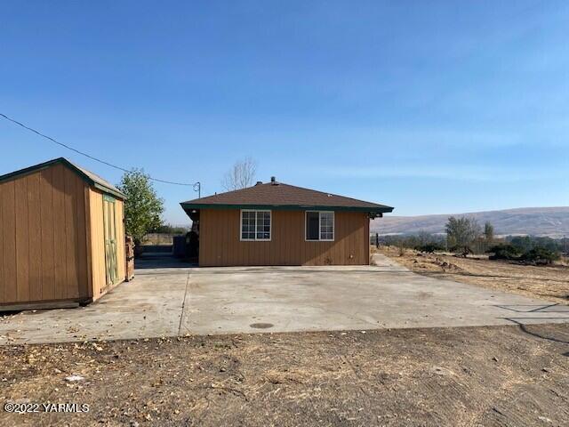 2807 Nelson Road Yakima, WA 98903 - Photo 2 of 11 a big house with a outdoor space