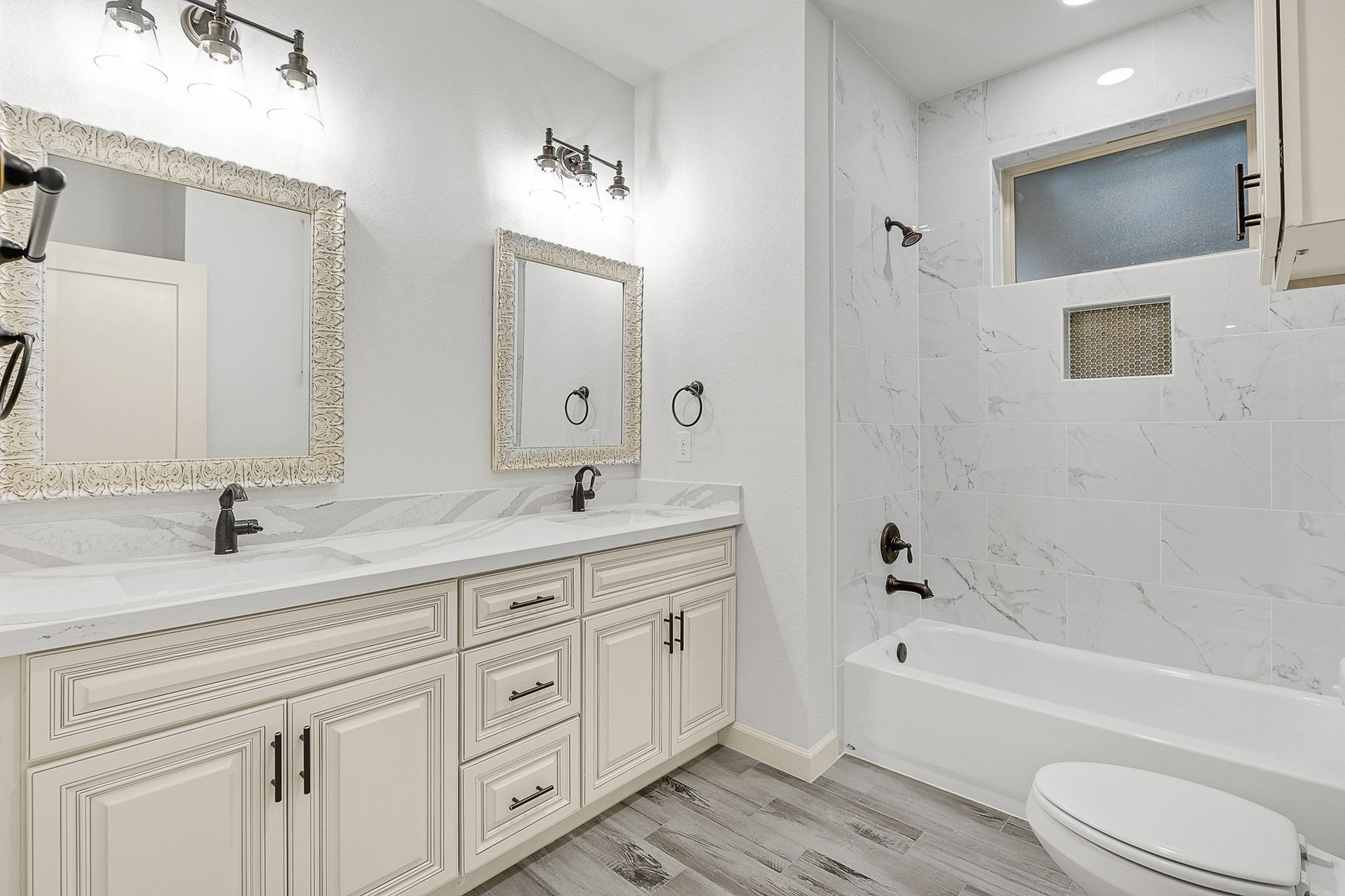 104 Inscription Lane Huntsville, TX 77340 - Photo 28 of 39 Secondary bathroom with double sinks