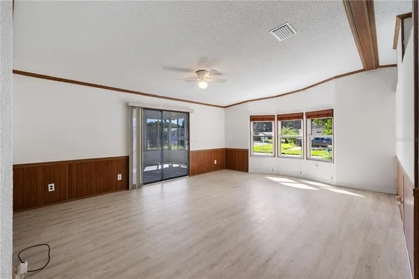 a view of an entryway with a livingroom