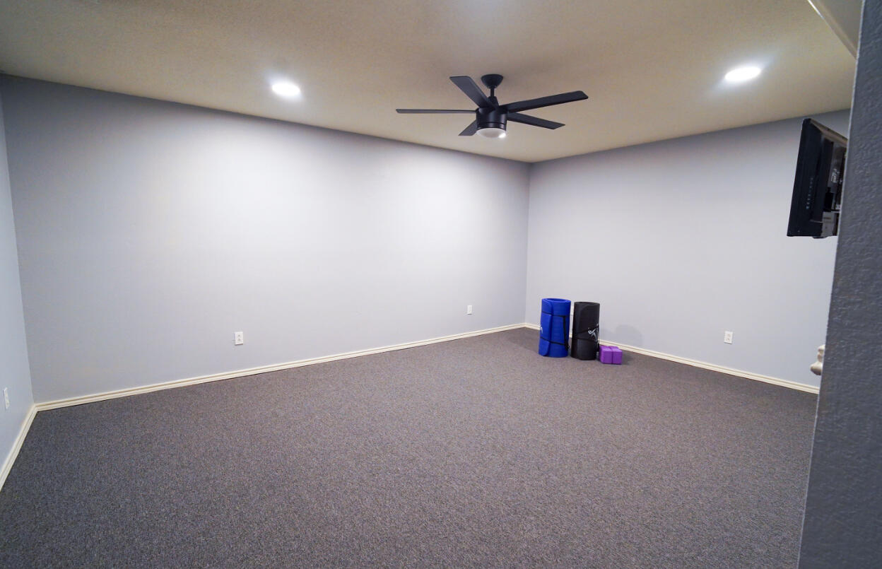 603 15th Street Shallowater, TX 79363 - Photo 14 of 18 an empty room with a ceiling fan and window