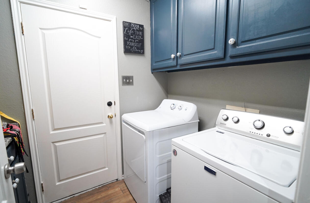 603 15th Street Shallowater, TX 79363 - Photo 15 of 18 a utility room with dryer and washer