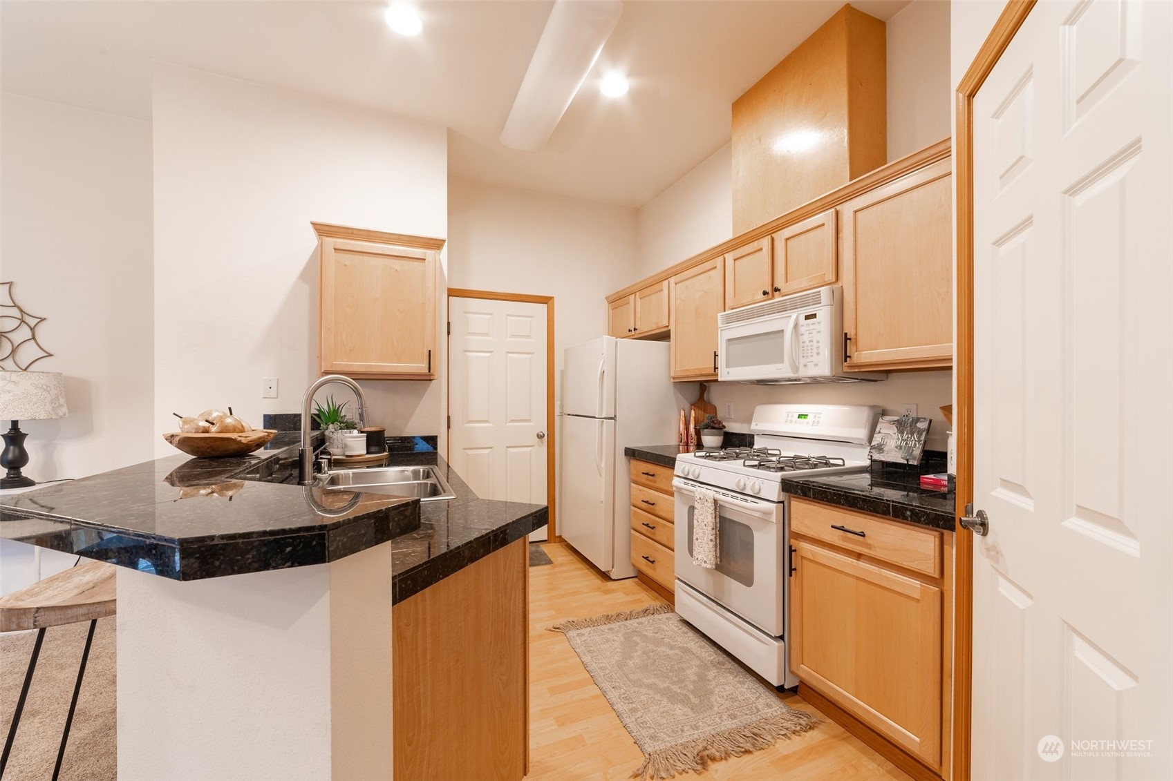 18951 108th Lane Southeast Renton, WA 98055 - Photo 3 of 16 Gallery Image 3
