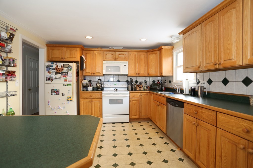 29 Pierce Street Hudson, MA 01749 - Photo 5 of 16 Gallery Image 5