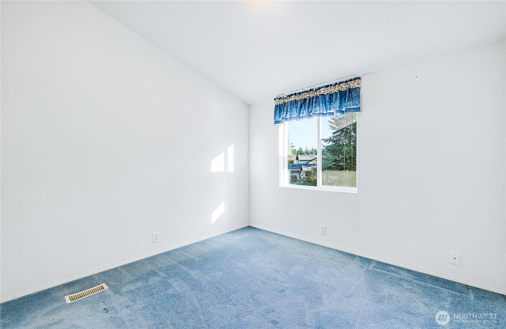 2399 Highland Loop Port Townsend, WA 98368 - Photo 24 of 31 an empty room with windows