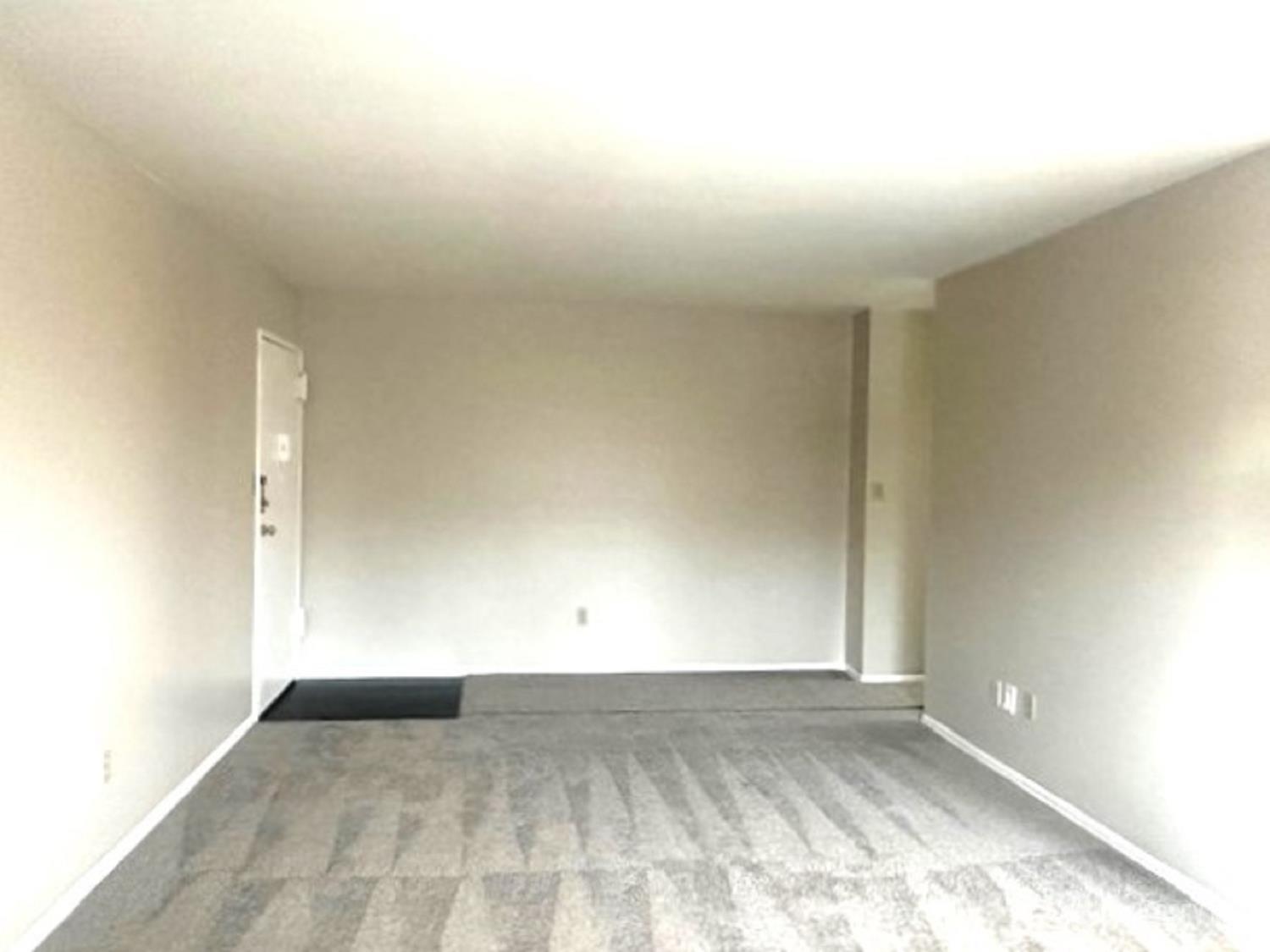 8 Manchester Court, Unit F Freehold, NJ 07728 - Photo 5 of 13 an empty room with a bench