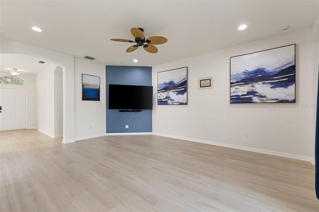 1005 Crystal Carbon Way Valrico, FL 33594 - Photo 5 of 42