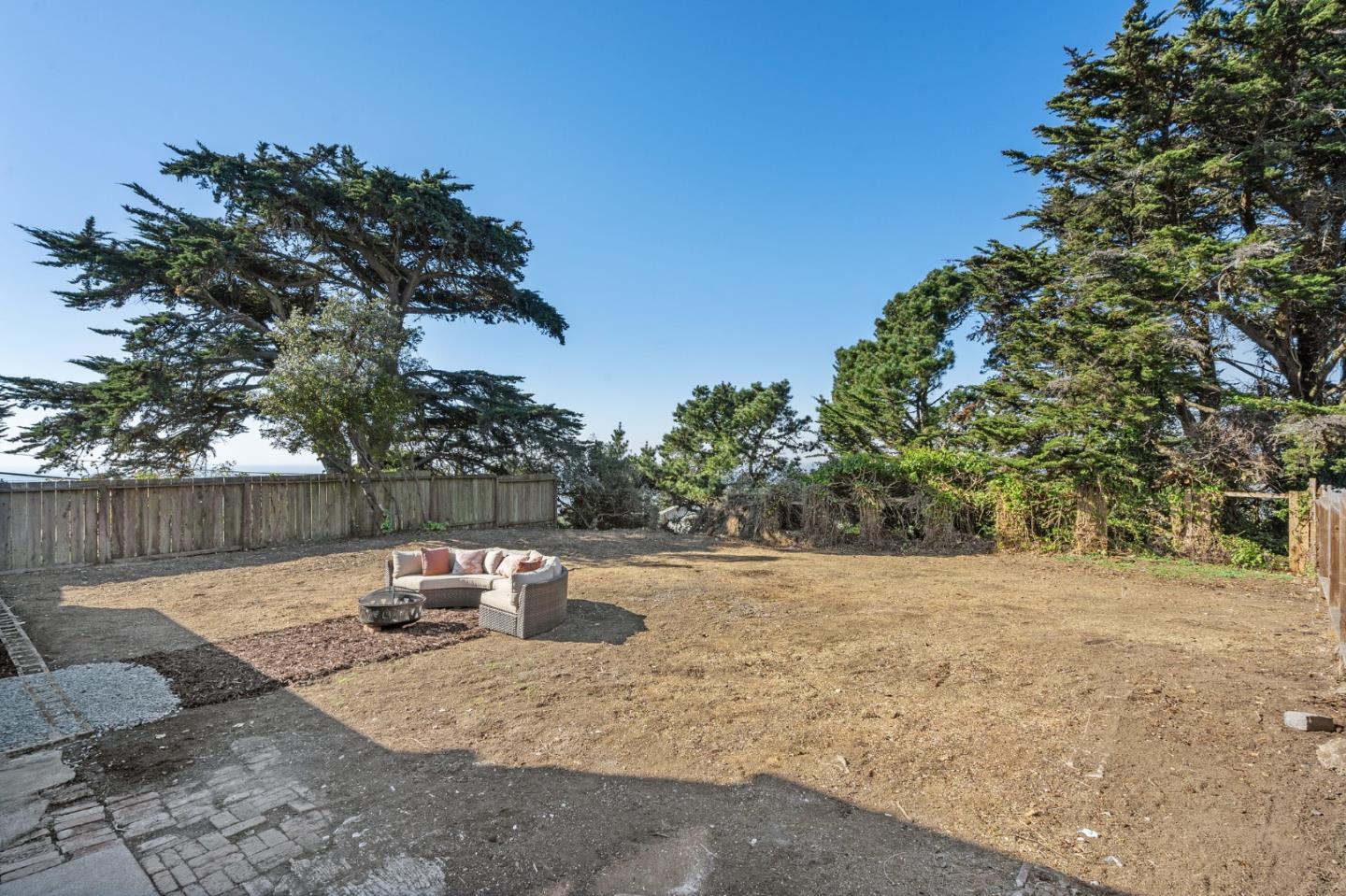 390 Heathcliff Drive Pacifica, CA 94044 - Photo 39 of 43 a backyard of a house with table and chairs