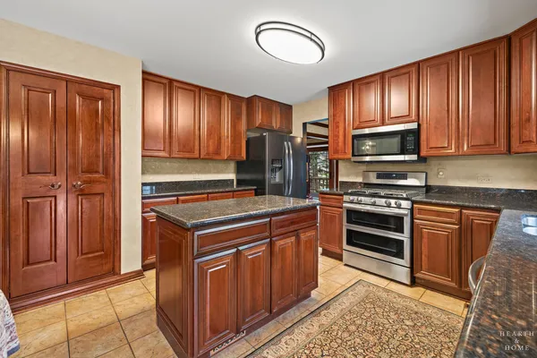 $725,000 | 1630 Castaway Court, Hoffman Estates, IL 60010