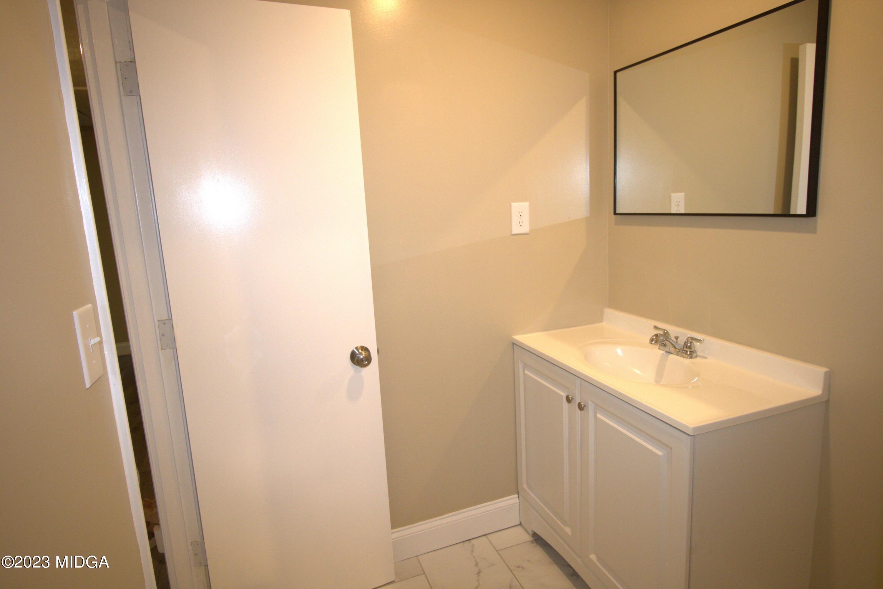 4165 Mumford Road Macon, GA 31204 - Photo 25 of 40 hall bath