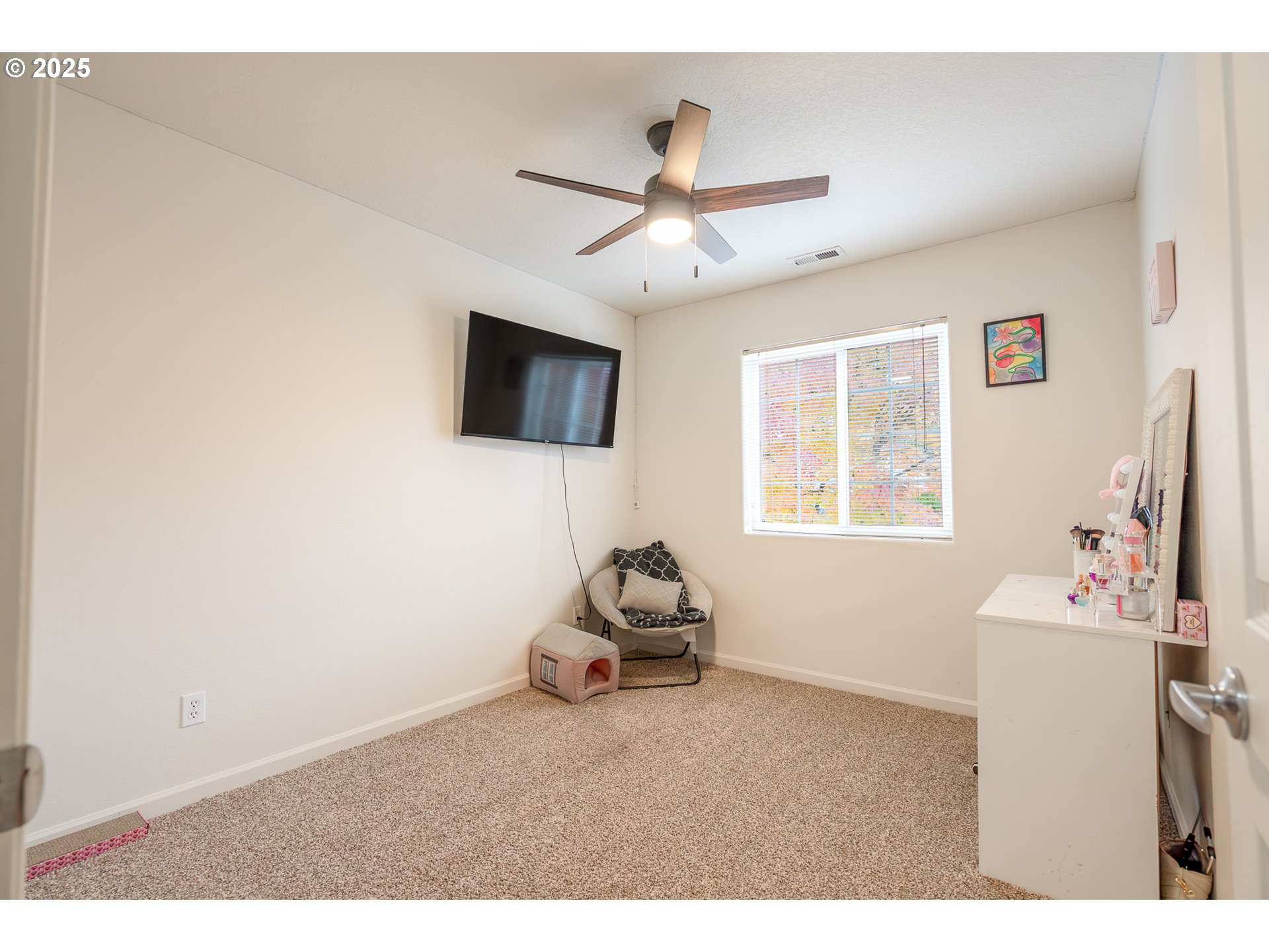 621 Jasmine Circle Independence, OR 97351 - Photo 22 of 29 a living room with furniture and a flat screen tv