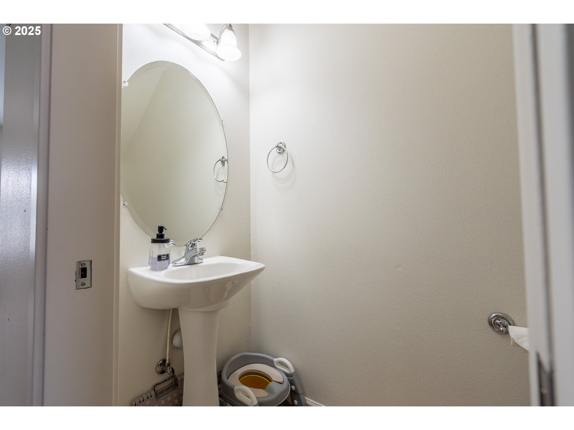 621 Jasmine Circle Independence, OR 97351 - Photo 5 of 29 a bathroom with a sink a mirror and shower