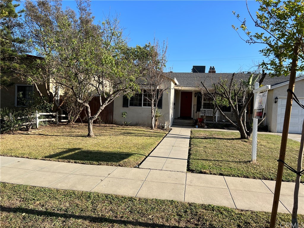 a view of a yard with cars