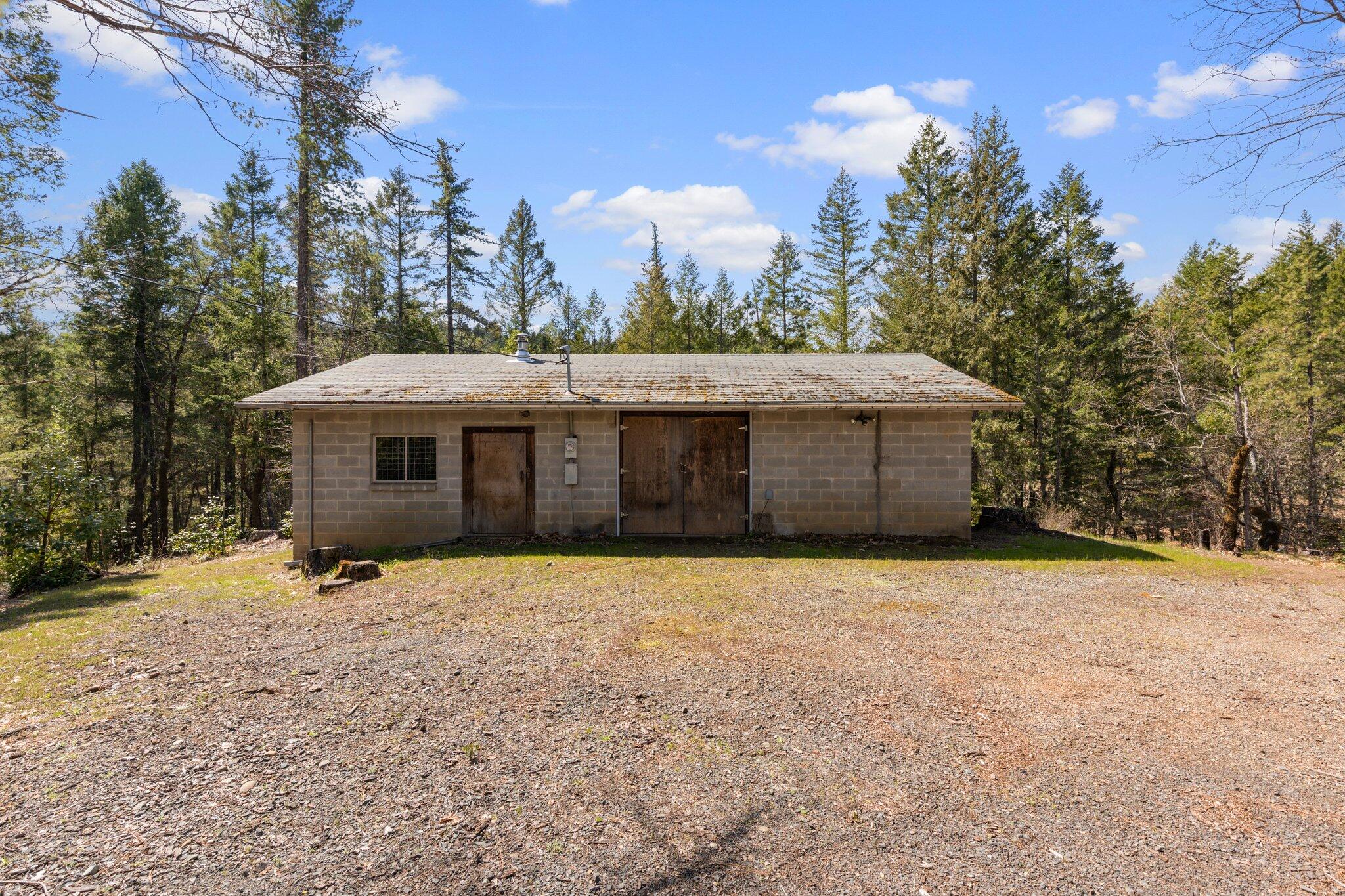 6277 West Side Road Cave Junction, OR 97523 - Photo 2 of 19 3