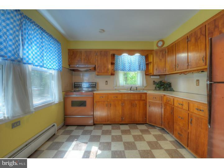 233 Burrs Road Burlington, NJ 08016 - Photo 5 of 10 Kitchen