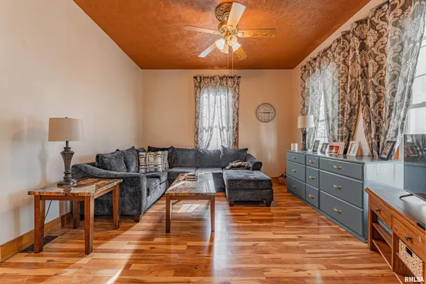 $254,900 | 216 3rd Street, Lincoln, IL 62656