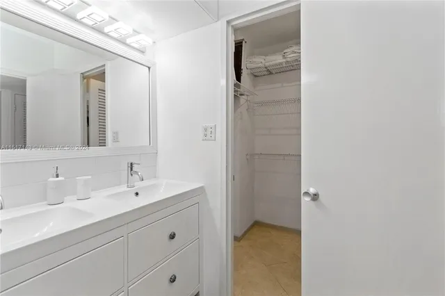 $2,700 | 100 Lincoln Road, Unit 312, Miami Beach, FL 33139