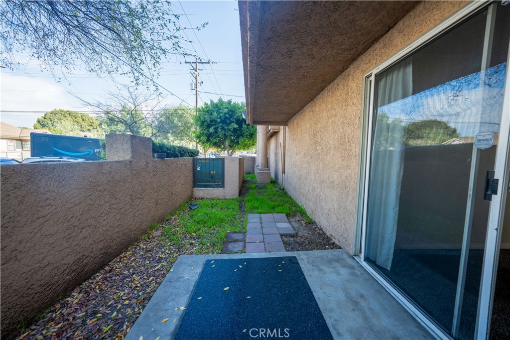 640 West 4th Street, Unit 101 Long Beach, CA 90802 - Photo 18 of 25 a backyard of a house with lots of green space