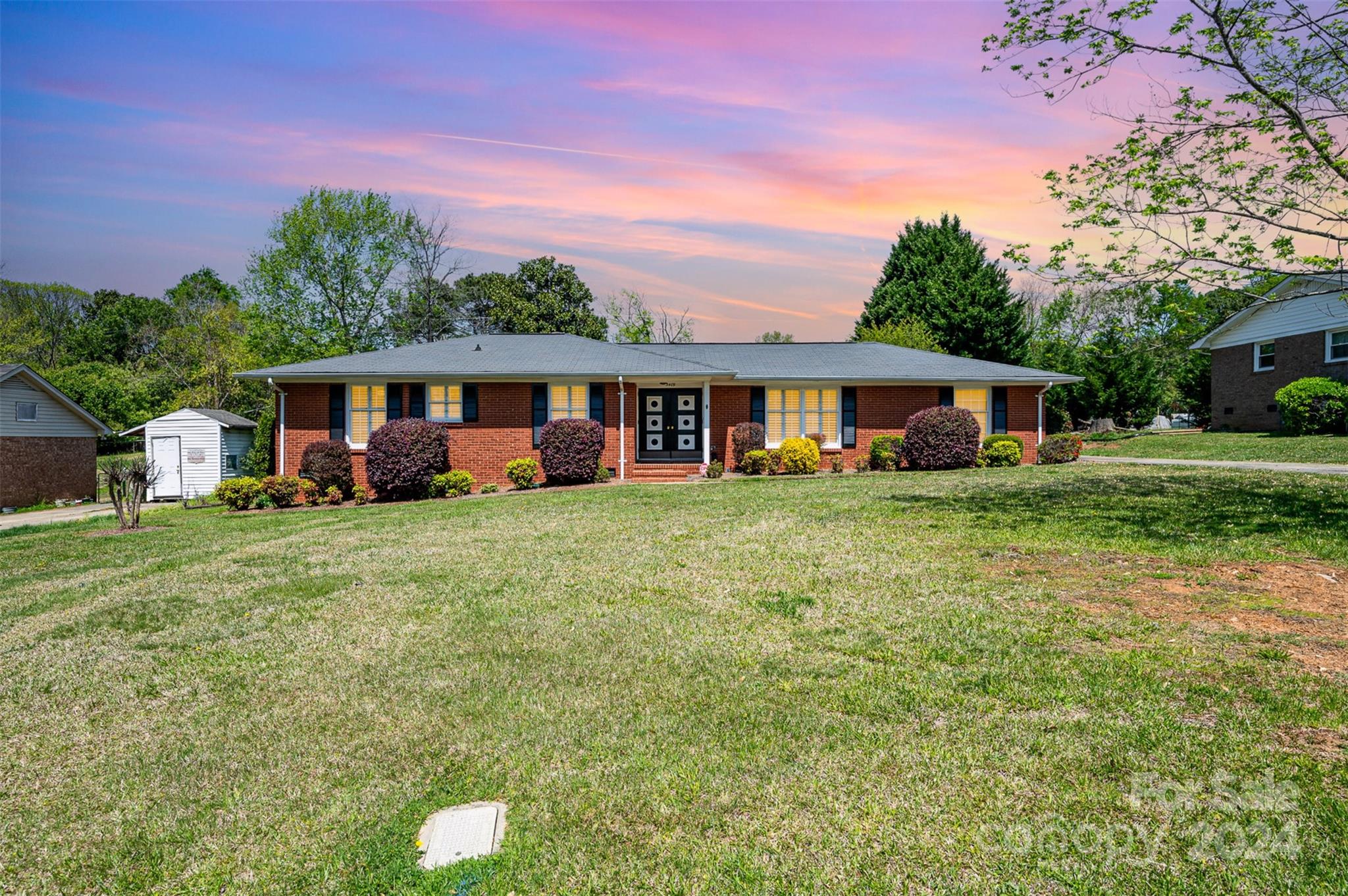 a view of a house with a backyard