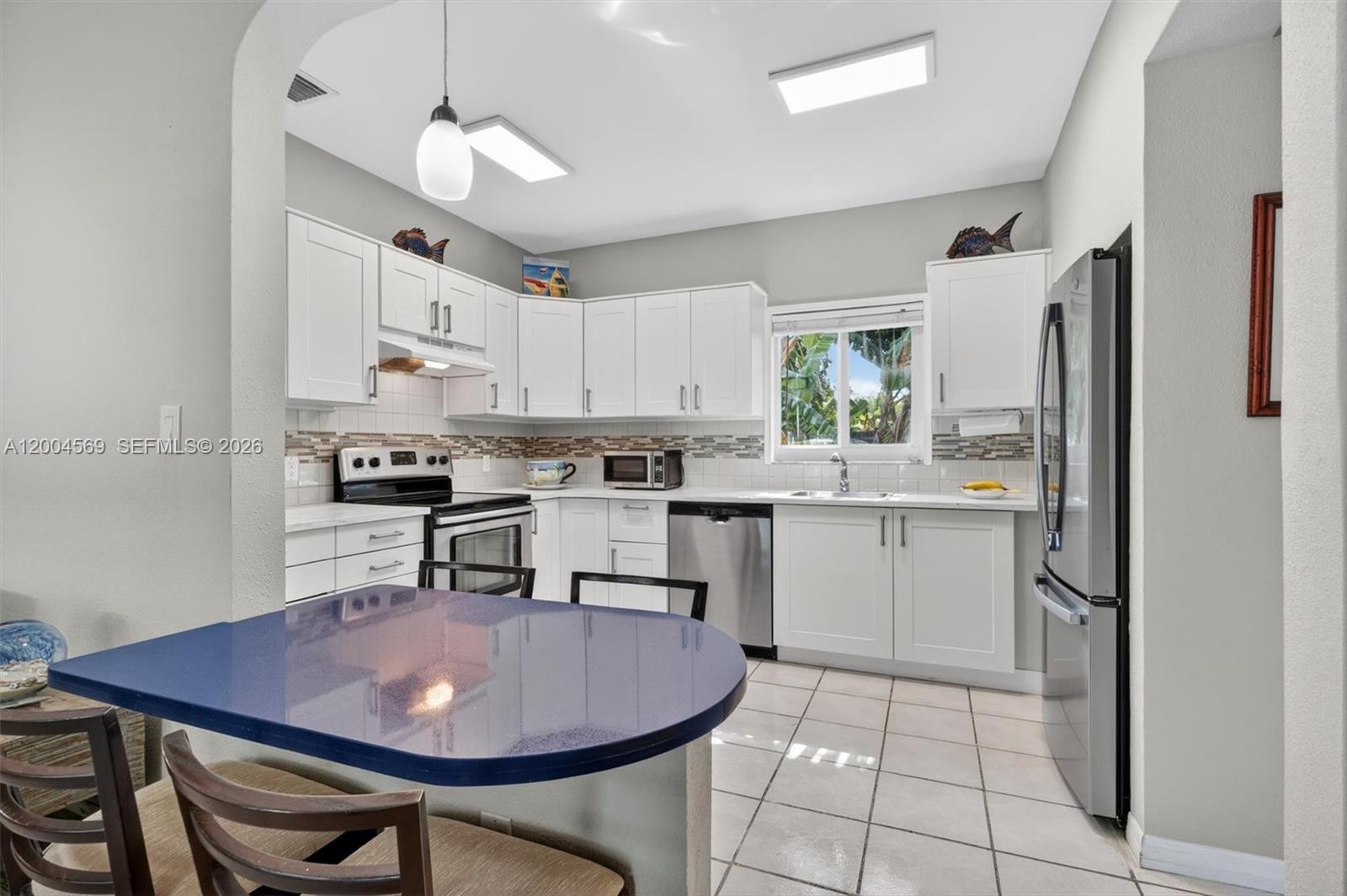 8 Ocean View Boulevard Key Largo, FL 33037 - Photo 28 of 56 Light-filled spaces create a welcoming atmosphere.