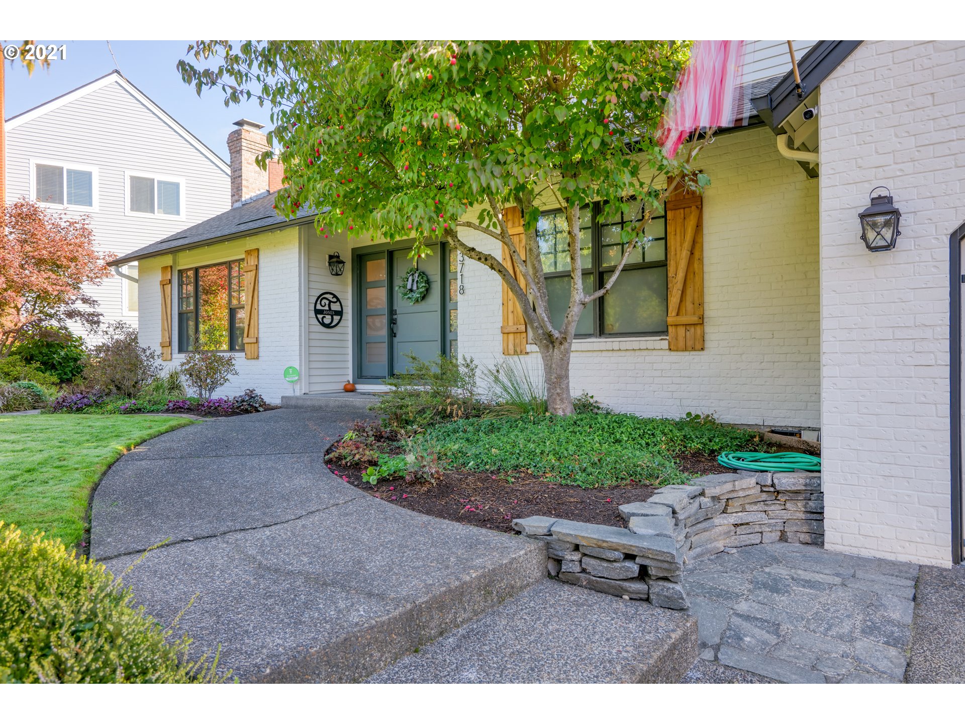 3718 Rivers Edge Drive Lake Oswego, OR 97034 - Photo 3 of 32 Gallery Image 3