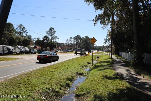 a view of yard with green space
