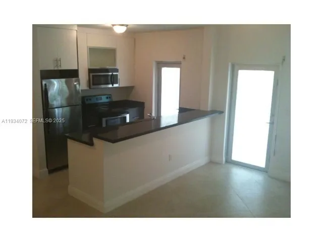 $1,995 | 1034 Lenox Avenue, Unit 8, Miami Beach, FL 33139