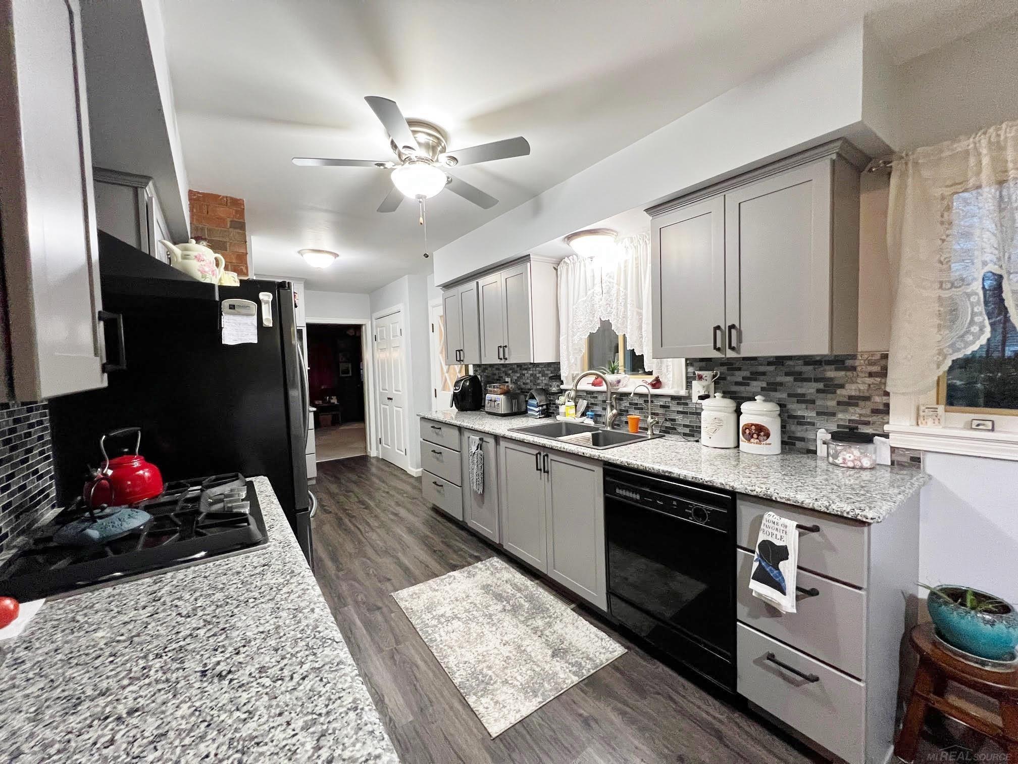2300 Partridge Road Port Huron, MI 48060 - Photo 2 of 23 50130549-e336ee1c-5441-4141-9256-bd3c9201567d.JPG