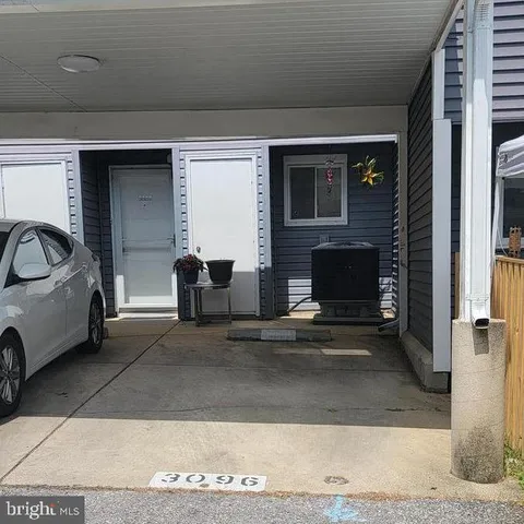 a view of a livingroom with furniture
