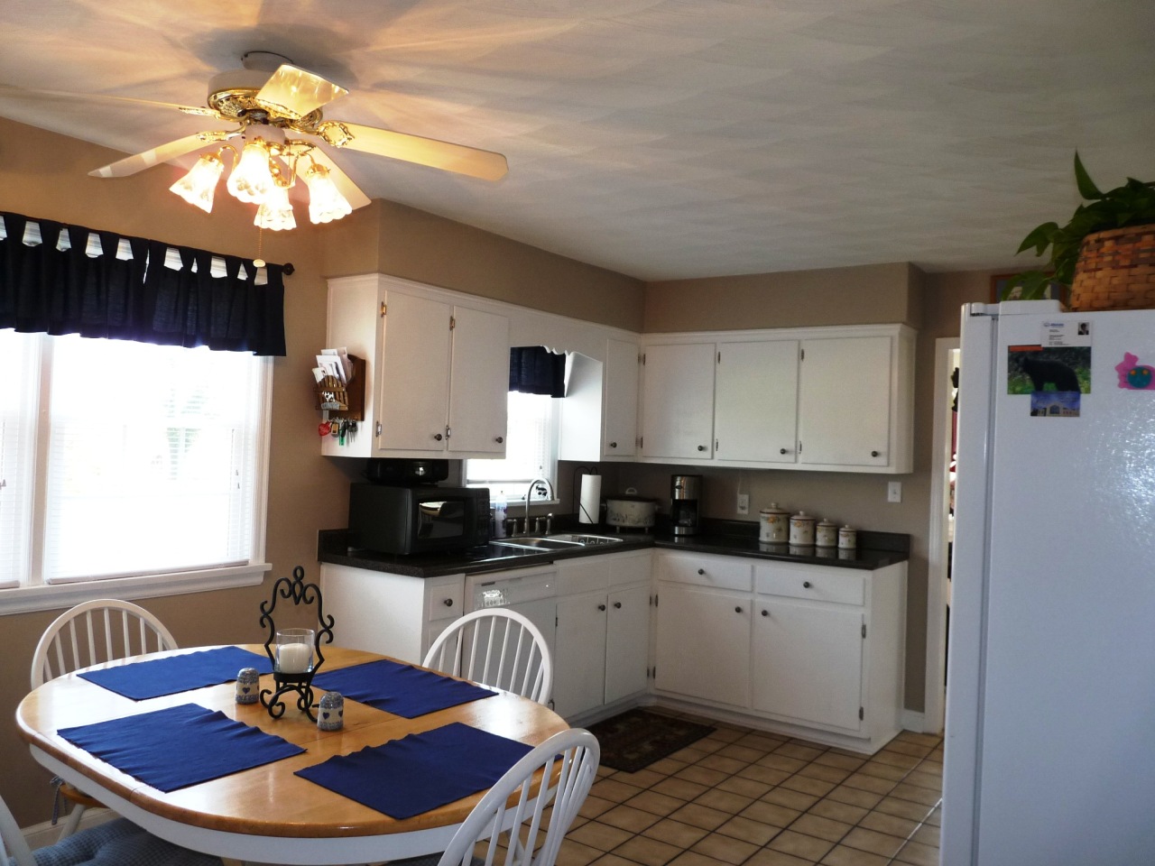 6945 Goff Road Roanoke, VA 24019 - Photo 14 of 40 Large Kitchen