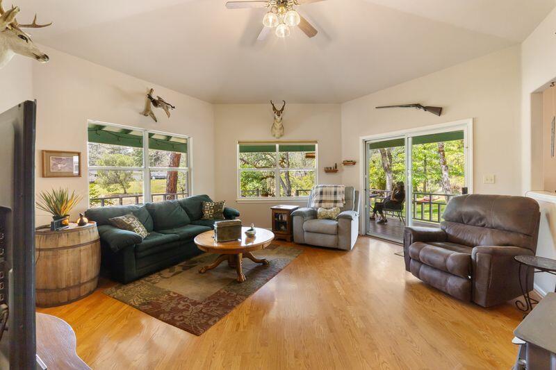 19860 Union School Road Redding, CA 96003 - Photo 6 of 32 living room