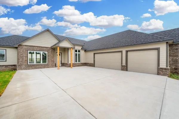 $429,000 | 1422 Emerald Valley Drive, Mulvane, KS 67110