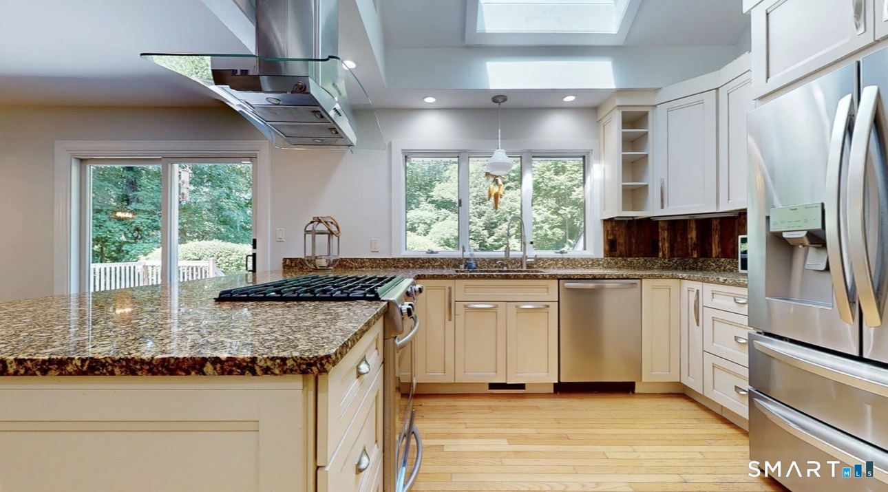 285 Wooding Hill Road Bethany, CT 06524 - Photo 5 of 33