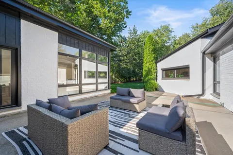 $1,599,000 | 1666 Cloverdale Avenue, Highland Park, IL 60035