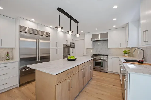 $1,599,000 | 1666 Cloverdale Avenue, Highland Park, IL 60035