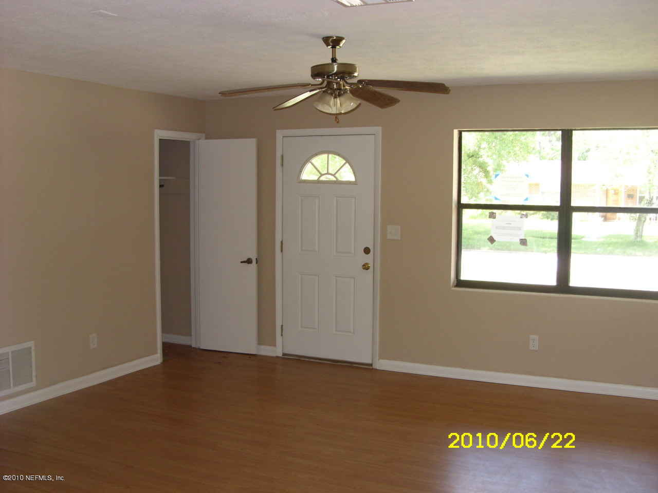 5529 Sabena Road Jacksonville, FL 32207 - Photo 3 of 10 an empty room with windows and ceiling fan