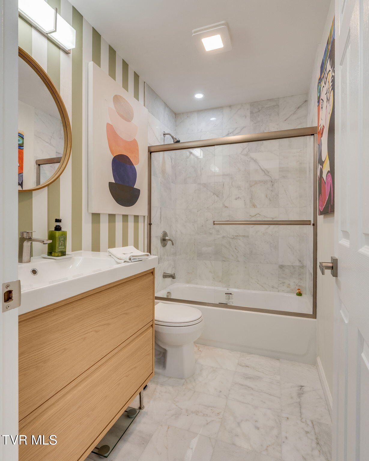 1817 Ridgemont Drive Greeneville, TN 37745 - Photo 14 of 19 Guest Bathroom