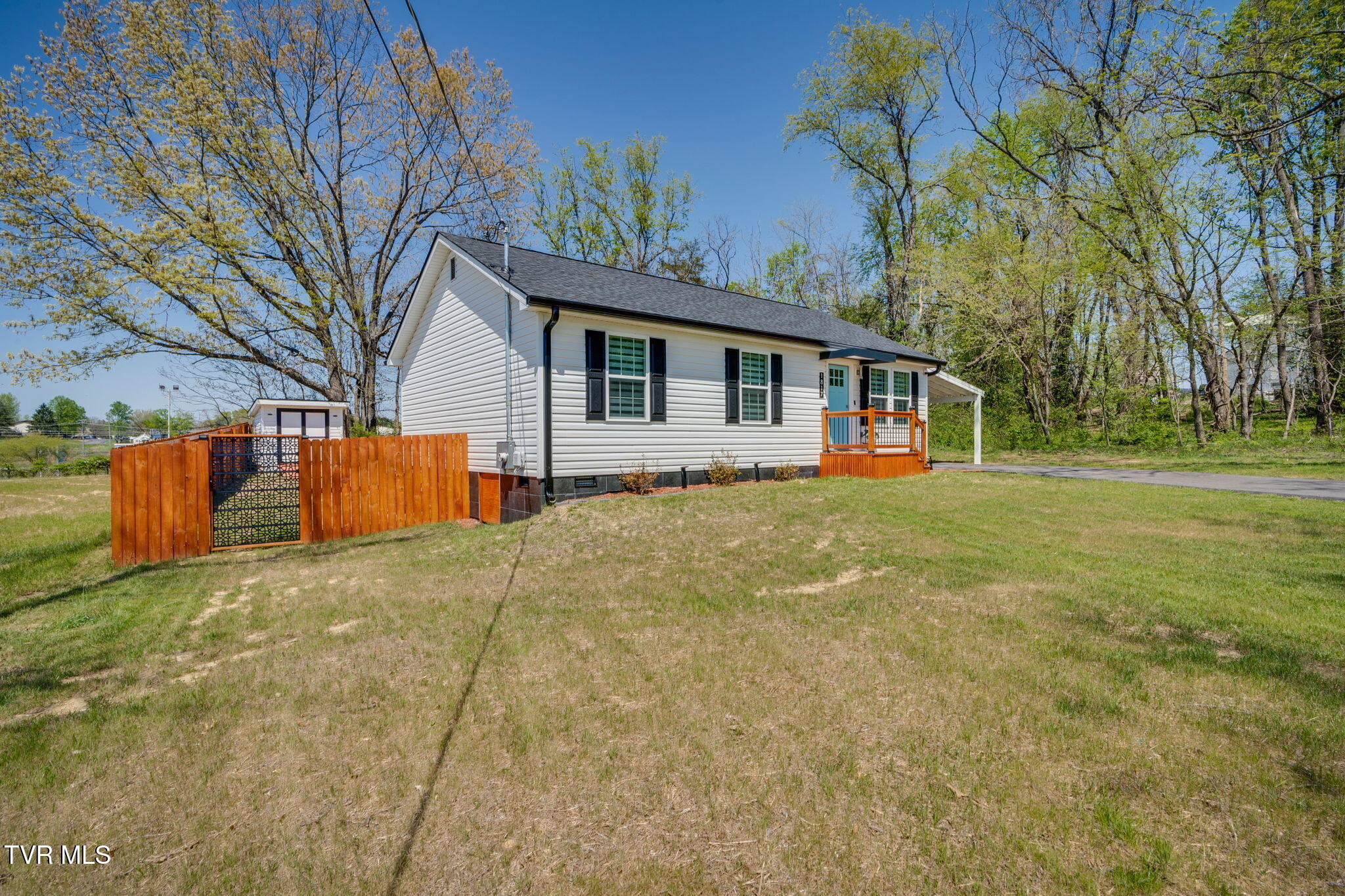 1817 Ridgemont Drive Greeneville, TN 37745 - Photo 2 of 19 Side yard