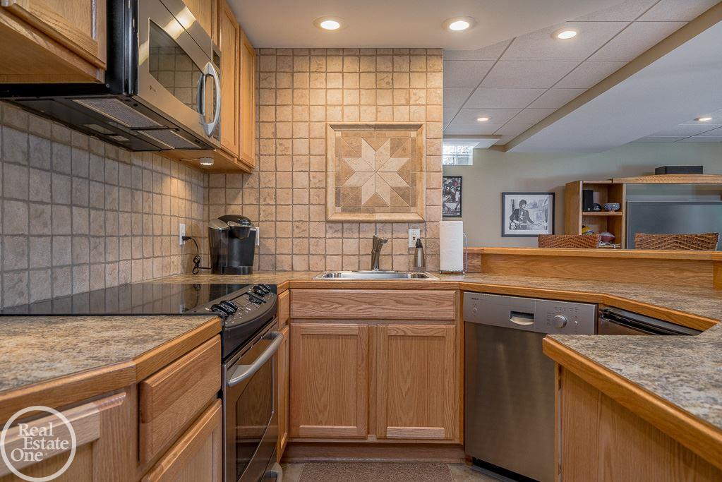 1066 Skyview Court Rochester, MI 48307 - Photo 24 of 39 31243439-23.JPG
